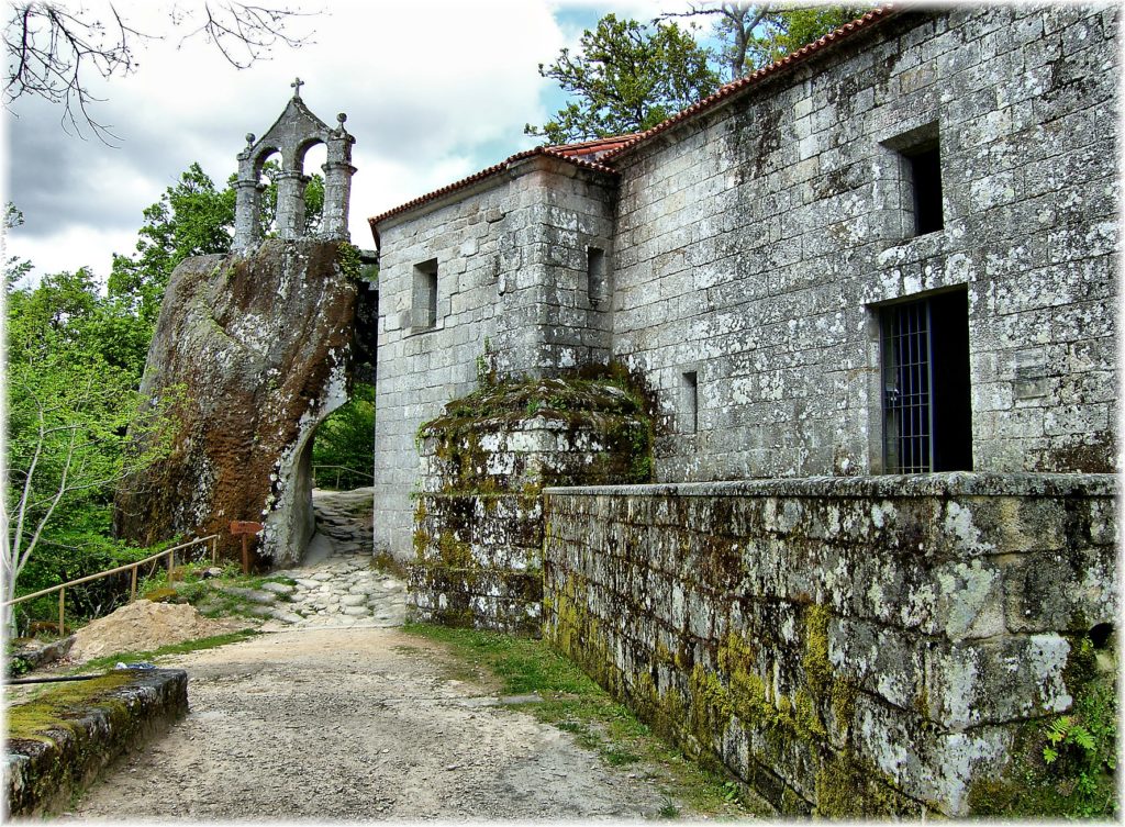 Monasterio de San Pedro de Rocas, en Esgos